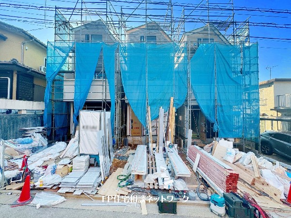 外観:閑静な住宅街に位置した全3棟の住宅！床暖房をＬＤＫ17.4帖の広々とした空間はペニュンシュラキッチンを採用した解放感のある空間です。