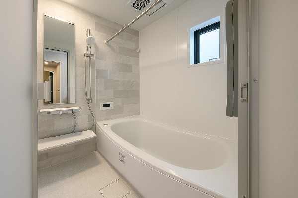 ご家族との憩いの場として、一日の疲れを癒す場として、ゆったりと足を伸ばしてくつろげる綺麗で清潔感のある色味の浴室。