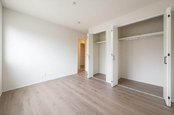 全居室には大型の収納クローゼットを完備！普段使いのお洋服や小物はもちろん、季節物のお洋服などもしっかりと整理整頓おしまい頂けます。