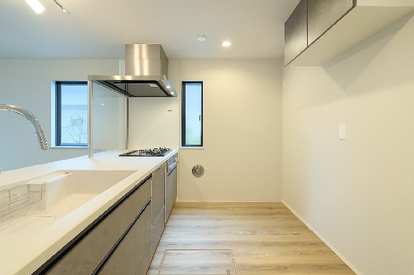 広々キッチンは収納も大容量。お鍋やフライパン、油や調味料はもちろんのこと、ビールや非常食なども収納できるほどの収納スペースを確保しています。