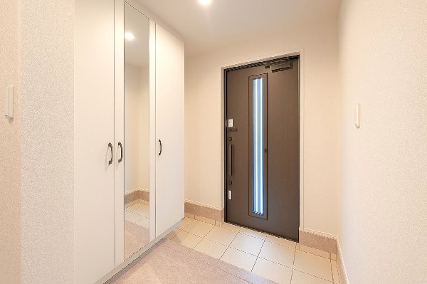 散らかりがちな玄関もスッキリと保てる玄関収納は、家の中に入る時最初に目に付く場所だからこだわりたいですよね！