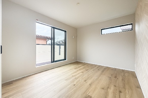 光が取り込みやすい2面採光の居室。日当たり良好です。しっかりとした大きさのクローゼットを完備し、収納スペースも十分。初めてのお子様にとっての「自分の部屋」。