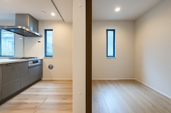 キッチン隣には、ストック食材やキッチン家電の収納に便利なパントリー収納付です。大きなお弁当箱などのシーズン品、レシピ本など収納できます。