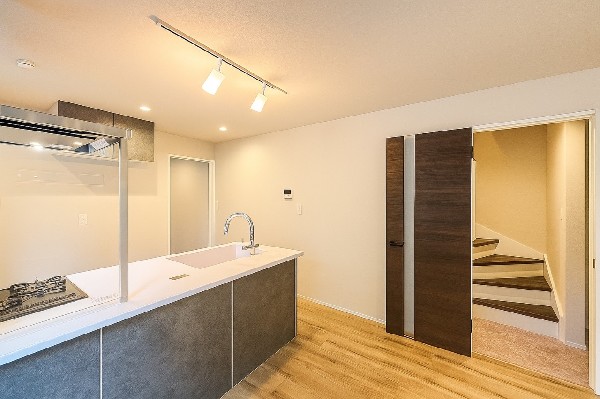 対面式のカウンターキッチンですので、出来上がったお料理をカウンターに並べてお子様が運ぶなど、お手伝いの時間も増えそうですね！