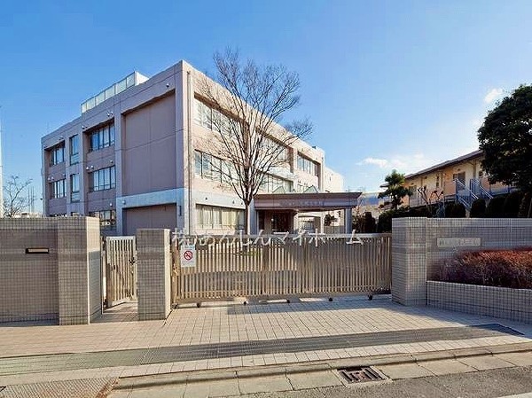 周辺環境:平間中学校(住宅街を通り抜けるため、お子様にとって優しい通学路。部活動の朝練などが多くても親御様にとっても安心ですね。)