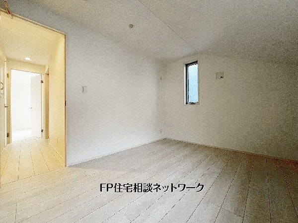 勾配天井を採用した居室。最大のメリットはなんと言っても開放感。通常の天井よりも上部の空間が立体的な広がりを見せるので、部屋を広く感じることができます。