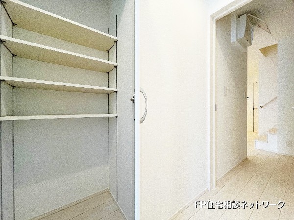 廊下に備えた可動棚付き収納は、日用品やリネン類、掃除道具などを整理しやすく“見せない収納”を実現。空間を無駄にしない設計で、暮らしのゆとりと家事効率を高めてくれます。