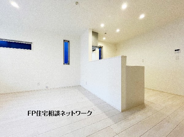 ダイニングテーブルやソファをゆったり配置できる広さのLDK。キッチンから全体を見渡せる安心設計で、家族とのコミュニケーションも自然に生まれます。シンプルな内装がインテリアの自由度を高めます。