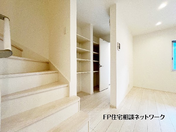 階段横に設けられた便利な収納スペースは、日用品のストックや掃除機などをしまうのに最適。動線上にあるため“使う→戻す”がスムーズで、散らかりにくい暮らしをサポートします。