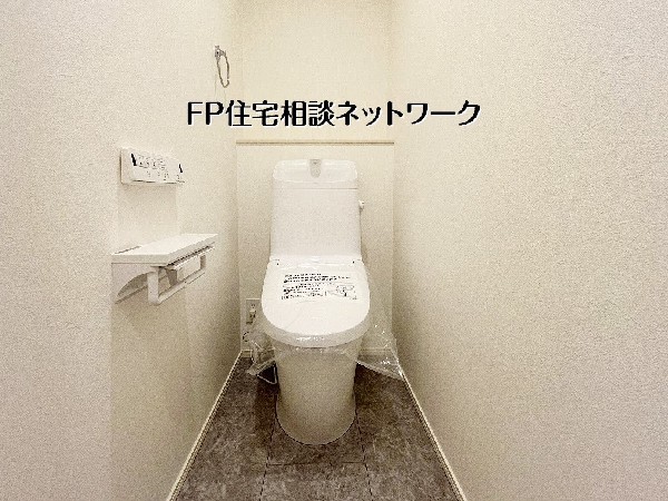 清潔感あるタンク一体型トイレを採用。温水洗浄機能付きで快適性もgood。手洗いカウンターやペーパー収納棚を備え、使い勝手にも配慮。シンプルな内装でインテリア小物も映える空間です。 