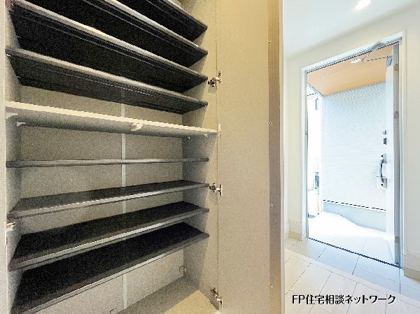 大容量のシューズボックスを備えた玄関は、家族分の靴や備品もすっきり収納可能。可動棚でブーツやスポーツ用品にも対応でき、いつでも“隠せる収納”で玄関まわりが美しく保てます。