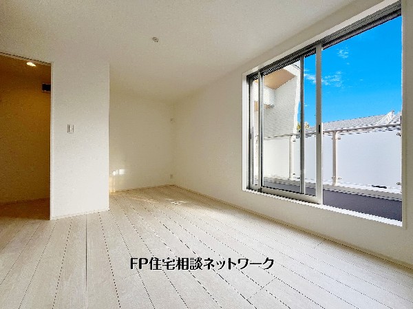 大きな開口部からたっぷり陽光が差し込む心地よい洋室。バルコニーへダイレクトに出られる開放的な設計で、朝の換気や布団干しもスムーズ。シンプルな空間は家具配置もしやすく、主寝室にもおすすめです。