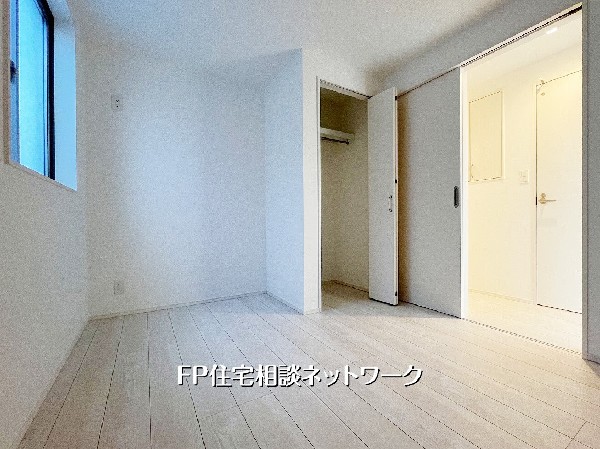 シンプルで家具配置のしやすい洋室は、クローゼット付きで収納力も確保。引き戸採用で生活動線もスムーズに。ワークスペースや子ども部屋など多用途に使える、使い勝手の良い一室です。