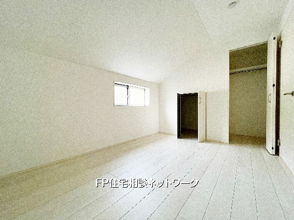 全居室には大型の収納クローゼットを完備。普段使いのお洋服や小物もまとめてスッキリ収納。居室空間を隅々まで使えるのが嬉しい。