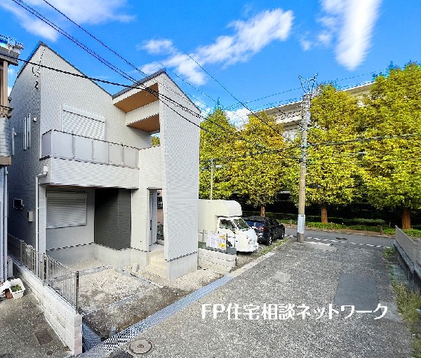 外観:緑豊かな住環境に佇むスタイリッシュな新築邸宅。開放感ある前面道路で車の出し入れもスムーズ。周辺には生活施設も揃い、子育て・共働き世帯にも嬉しい住環境です。