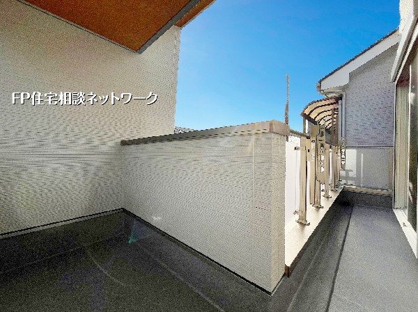 外観:陽当たりの良いバルコニーは、洗濯物がよく乾くだけでなく、ちょっとしたチェアを置いてくつろぎ空間としても活用可能。屋根付きで急な雨でも安心。暮らしの幅が広がるプラスαのアウトドア空間です。