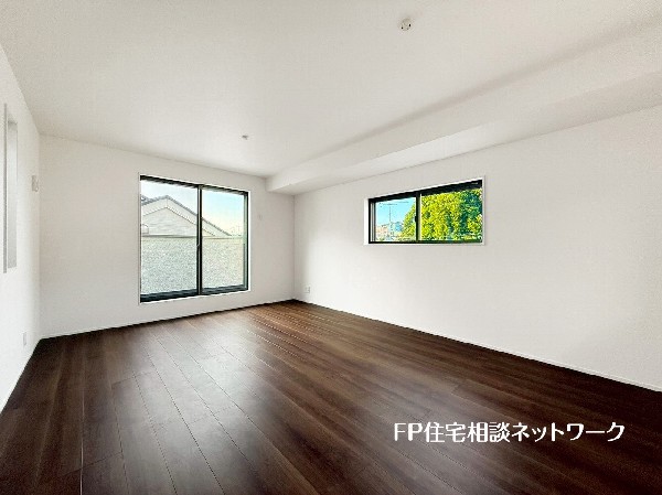 大切な家族が集まるからこそLDKにはこだわりたい。日当たりのよい広いＬＤＫを、子供たちが元気に走り回っている姿を見た時「広い家にして良かった」と思う。