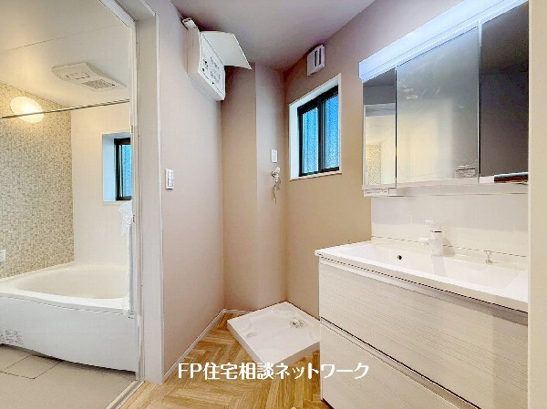 鏡の裏に収納棚を確保した三面鏡を採用。化粧品や歯ブラシなどを機能的に収納。