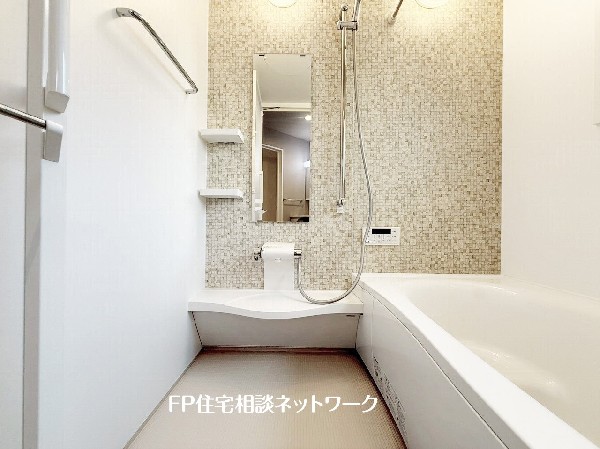 ゆったり入れる一坪バス。足を伸ばして入れるサイズは一日の疲れを癒すのに嬉しい広さ。お子様と一緒の入浴でも充分な広さです。