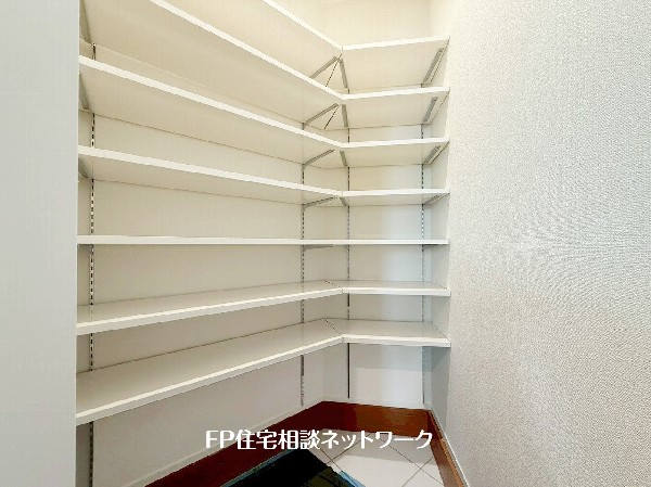 大容量のシューズクローゼットが嬉しい住まい。ご家族全員の靴はもちろん、お子様のおもちゃや、ゴルフバックなどスッキリまとめて収納できます。