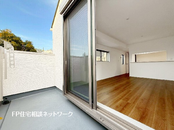 大きく面した掃出し窓から光が降りそそぐ開放的なリビング。大きな窓からは、太陽の光はもちろん、爽やかな風が吹き抜けます。快適で心地の良い空間を演出してくれます。