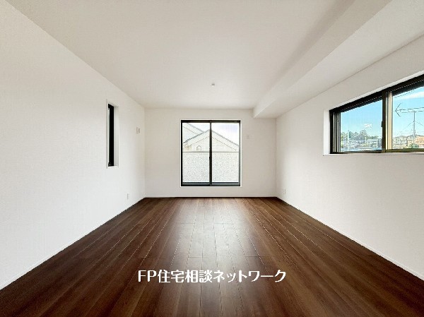 オープンな空間を生み出す、広がりとゆとり。家族と過ごす時間を大切にしたい方にぴったりのゆとりある住空間です。日差しがリビングの隅々までしっかりと届きます。