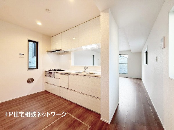 広々キッチンは収納も大容量。お鍋やフライパン、油や調味料はもちろんのこと、ビールや非常食なども収納できるほどの収納スペースを確保しています。