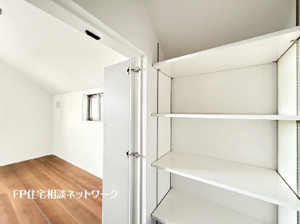 全居室には大型の収納クローゼットを完備。普段使いのお洋服や小物はもちろん、季節物のお洋服などもしっかりと整理整頓出来る。居室空間を隅々まで使えるのが嬉しい