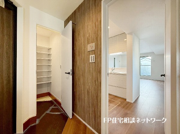 玄関ホールがスッキリ広々としていると帰る時も出ていく時も気持ちが良い。来客を出迎える玄関が綺麗ならその家の印象が良くなる。