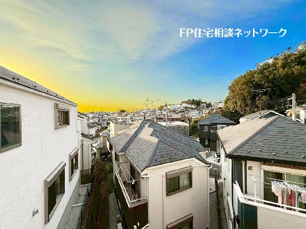 外観:何処までも見渡せる一見の価値ある眺望。見下ろすことは出来ても、見られることがないというのは、都会ではありえない贅沢さ。