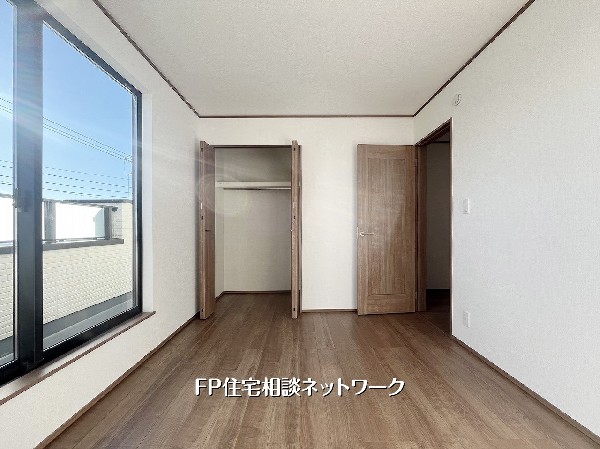 【洋室│６０帖】  南側のバルコニーに面した、陽光溢れる明るい6帖の洋室。2面に窓を配した角部屋仕様で、通気性も良好です。心地よい風が吹き抜ける空間は、主寝室として一日の疲れを癒やすのに最適。