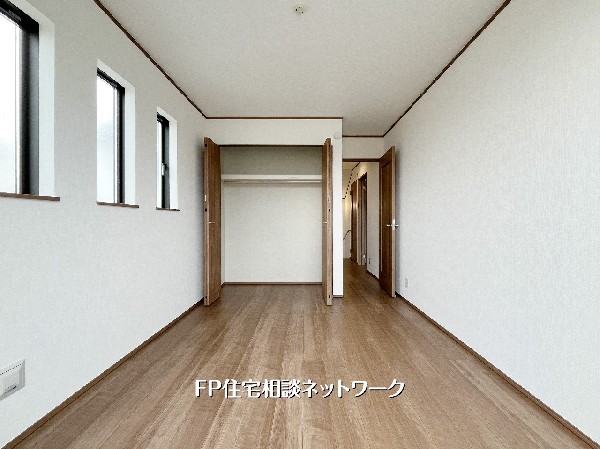 【洋室│6帖】  南側のバルコニーに面した、陽光溢れる明るい6帖の洋室。2面に窓を配した角部屋仕様で、通気性も良好です。