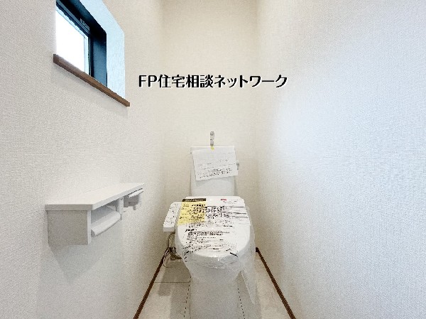 【トイレ】  窓付きで明るく清潔感のあるトイレ空間。温水洗浄便座を標準装備し、毎日快適にお使いいただけます。手洗い器付きで使い勝手も良く、来客時にも好印象を与える仕様です。