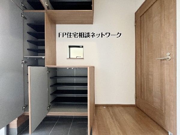 【シューズボックス】  家族全員の靴をスッキリ収納できる、大容量のシューズボックス。中央のカウンタースペースは、鍵置き場や季節の小物を飾る空間としても重宝します。散らかりがちな玄関を常に美しく保てます。