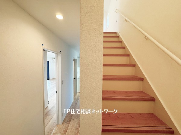 階段部分には自然の光を取り込むことの出来る、窓を配置しており明るい空間！お掃除の際には空気の換気などにも便利です。