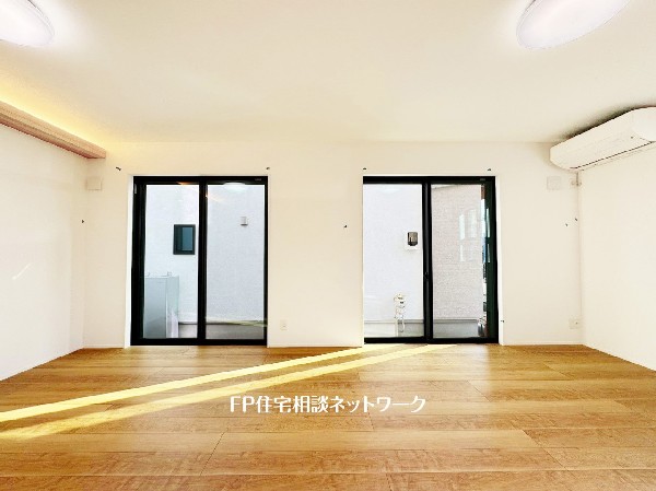 大きく面した掃出し窓から光が降りそそぐ開放的なリビング。大きな窓からは、太陽の光はもちろん、爽やかな風が吹き抜けます。快適で心地の良い空間を演出してくれます。