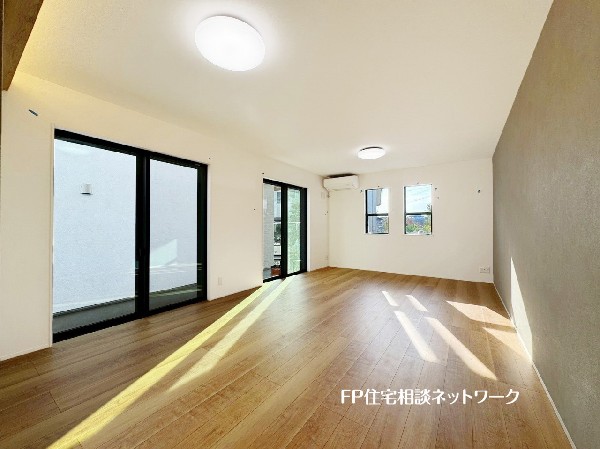 オープンな空間を生み出す、広がりとゆとり。家族と過ごす時間を大切にしたい方にぴったりのゆとりある住空間です。日差しがリビングの隅々までしっかりと届きます。