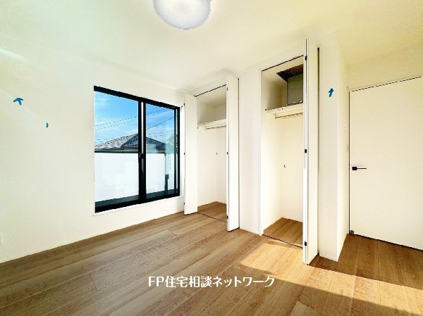 全居室には大型の収納クローゼットを完備。普段使いのお洋服や小物はもちろん、季節物のお洋服などもしっかりと整理整頓出来る。居室空間を隅々まで使えるのが嬉しい。