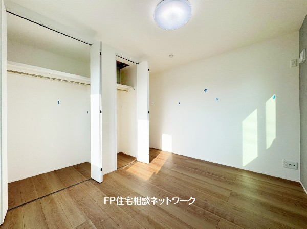 収納力が豊富な大型クローゼット。普段着やスーツはもちろんのこと、コート類などもしっかり掛けられます。奥行きもあり、部屋がスッキリしますね。