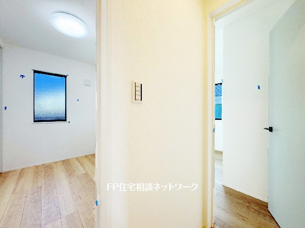 2面採光でお部屋の隅々まで明るい印象の居室。おひさまの光を、爽やかな風をたっぷりと取り込めます。居室内はいつも明るいので、毎日の生活も自然と明るくなりますね。