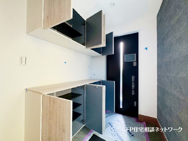 散らかりがちな玄関をスッキリと保てる玄関収納は、家の中に入る時一番最初に目に付く場所だからこだわりたい。落ち着いた色目が、室内のカラーやデザインと調和。