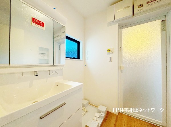 鏡の裏に収納棚を確保した三面鏡を採用。化粧品や歯ブラシなどを機能的に収納。また、三面鏡の本当の利点は三枚の鏡を合わせることで、頭の側面や背面が見れること。