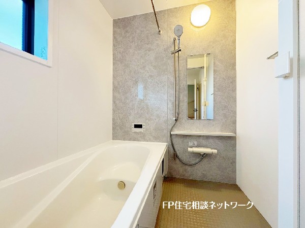 ゆったり入れる一坪バス。足を伸ばして入れるサイズは一日の疲れを癒すのに嬉しい広さ。お子様と一緒の入浴でも充分な広さです。