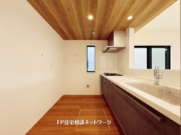 広々キッチンは収納も大容量。お鍋やフライパン、油や調味料はもちろんのこと、ビールや非常食なども収納できるほどの収納スペースを確保しています。