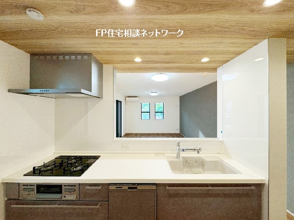 対面式のカウンターキッチンですので、出来上がったお料理をカウンターに並べてお子様が運ぶなど、お手伝いの時間も増えそうですね。