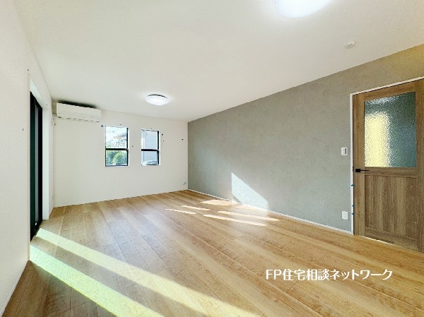 家族だんらんのスペースとなるリビング。家具の配置がしやすい広さを確保しつつ、窓が多い設計は色々な角度から光が取り込めるこだわりの間取りです。