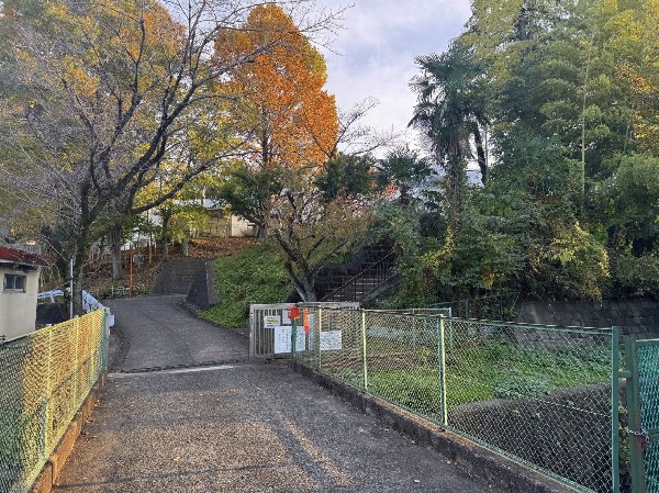周辺環境:町田第三小学校(安心の通学環境です。緑が多く静かな住宅街の中に位置しており、学びや遊びの環境が整った子育てに優しい立地です。)