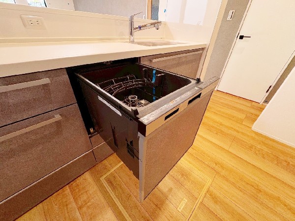 同仕様設備：手間をかけずに食後の後片付けができる食器洗乾燥機。食器の出し入れがスムーズなスライドタイプ。節水効果だけでなく、効率的に洗い物を配置できるようにラックがついています。