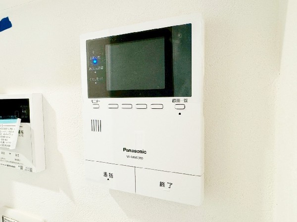 同仕様設備：モニター付インターホンが標準仕様です。戸建暮らしだと、集合住宅に比べ、より不安になりがちな防犯面、目で確認できるからあんしんです。