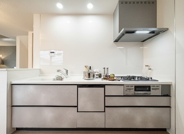 新しいキッチンは食事の支度が捗ります。お手伝いをしてくれるお子様と並びながら準備や片付けが出来るキッチンは、ご家族のコミュニケーションを育む場として活躍します。